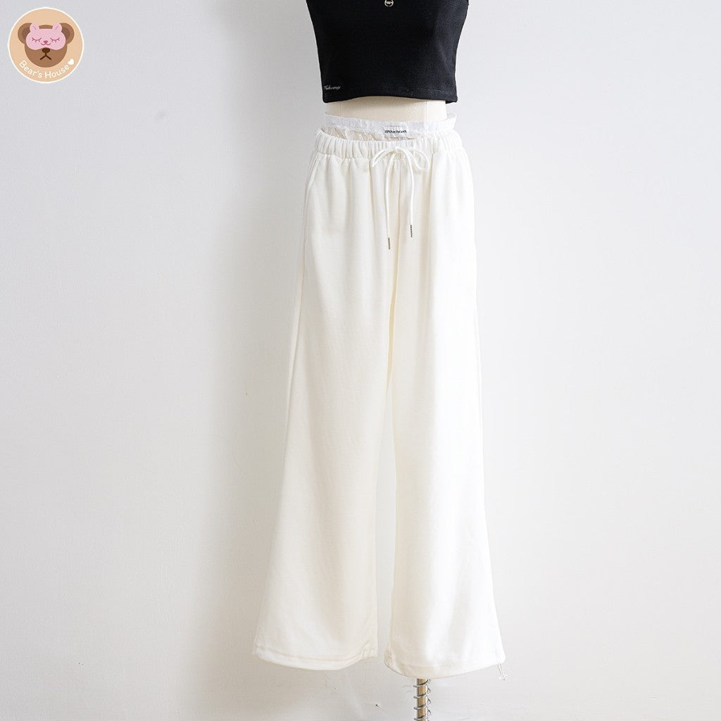 Girly Top เสื้อครอปสายเดี่ยว เเต่งอะไหล่เงิน ดีเทลปักโลโก้ด้านล่างขวา ทรงสวย รุ่นนี้น่ารัก